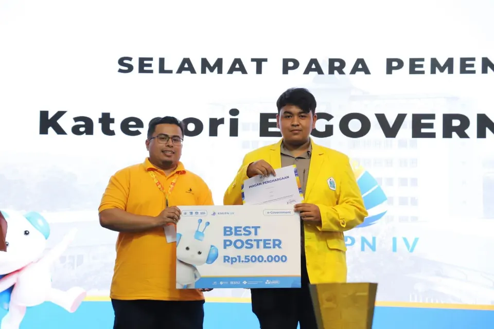Receiving the Best Poster award at KMIPN IV